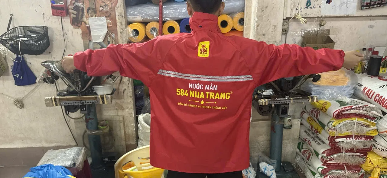 Áo mưa in logo quảng cáo giá rẻ - in logo lớn sau lưng thực tế