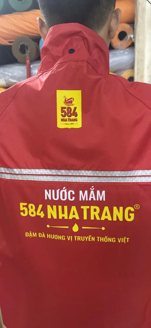 Áo mưa in logo quảng cáo giá rẻ - logo 584 Nha Trang in gần cổ áo