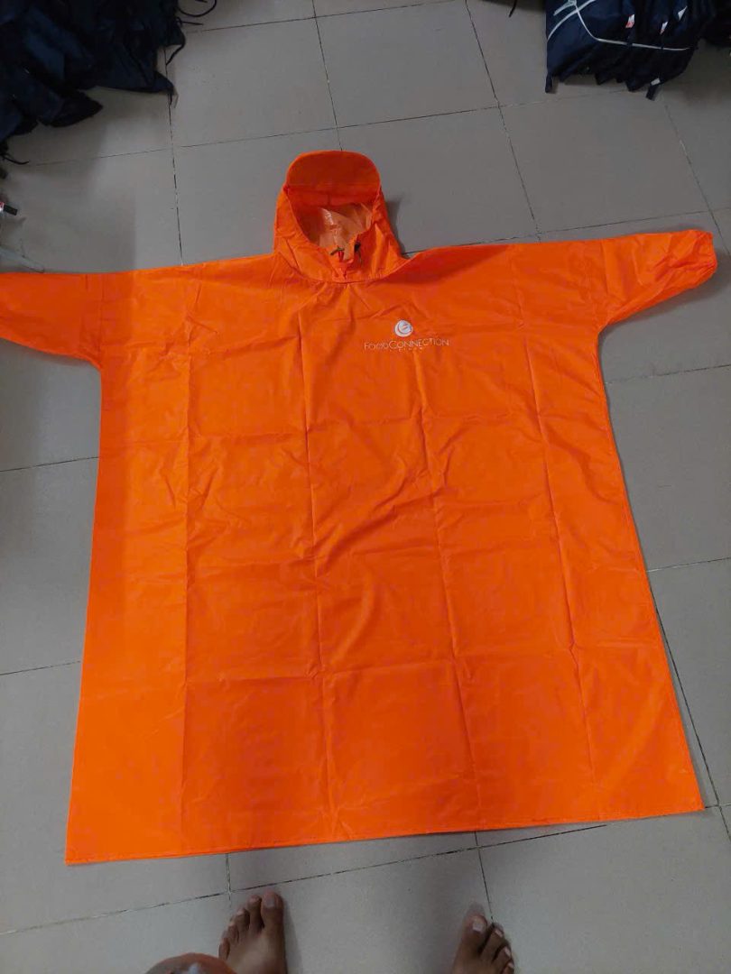 Áo mưa doanh nghiệp in logo bit hông 1 Áo mưa bit cam